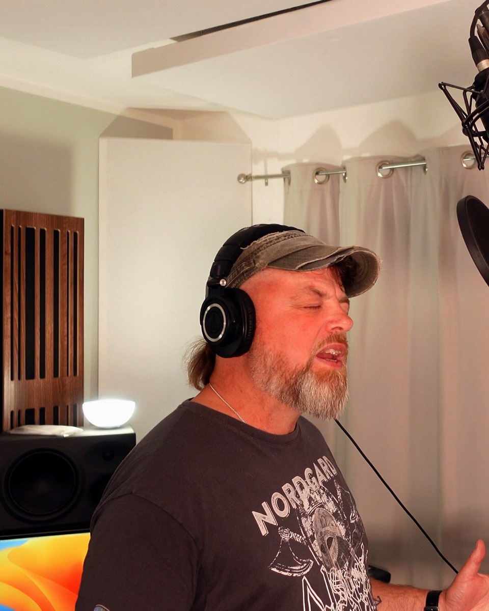 Thomas Wöhler beim Einsingen von AMBOSS im Studio 1350 Music