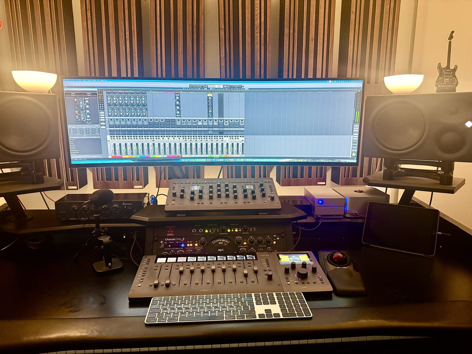 Arbeitsplatz mit Mischcontroller und Studiomonitoren