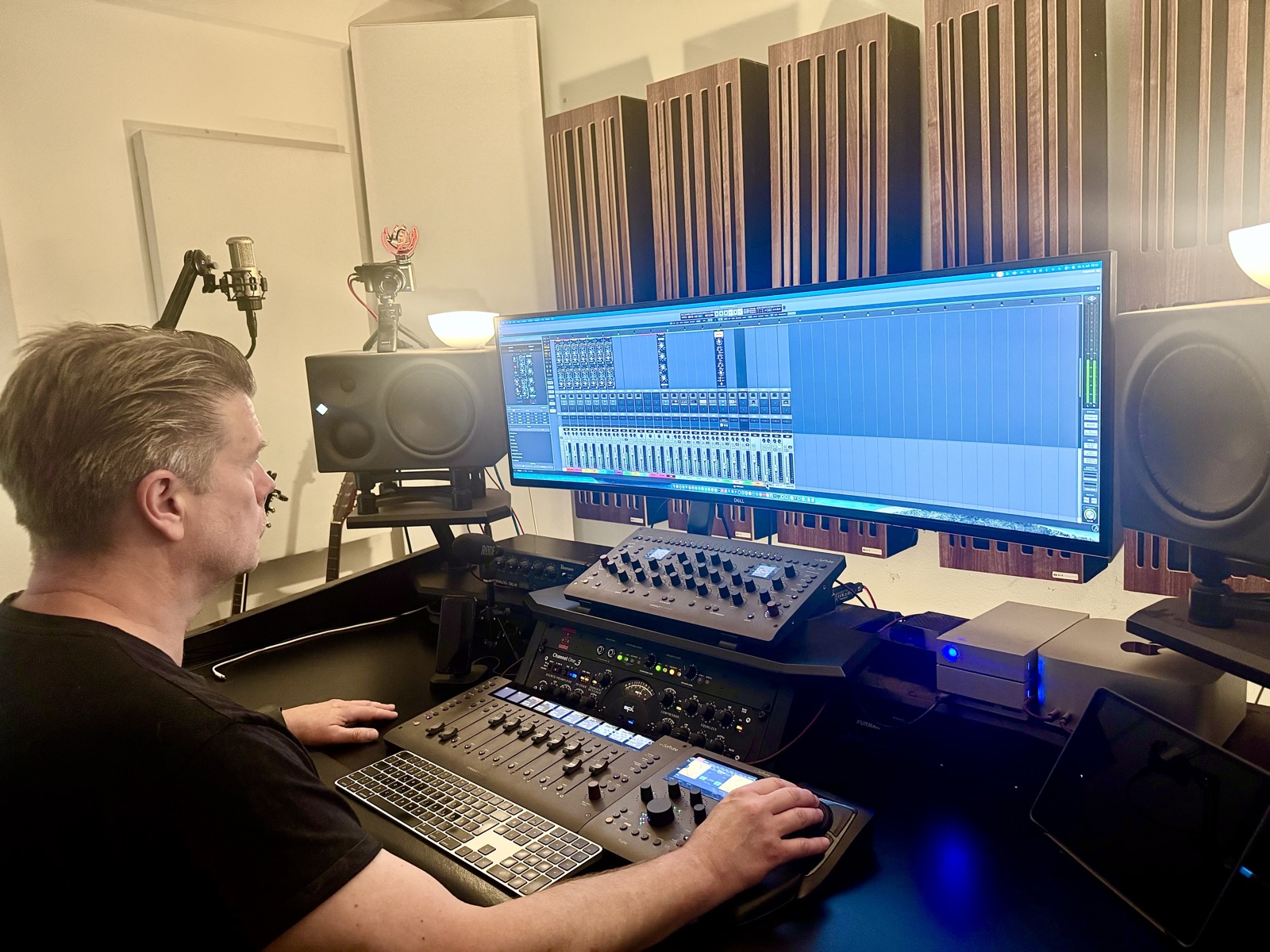 Thomas Schuppner am aktuellen Mixing-Arbeitsplatz im Studio 1350 Music