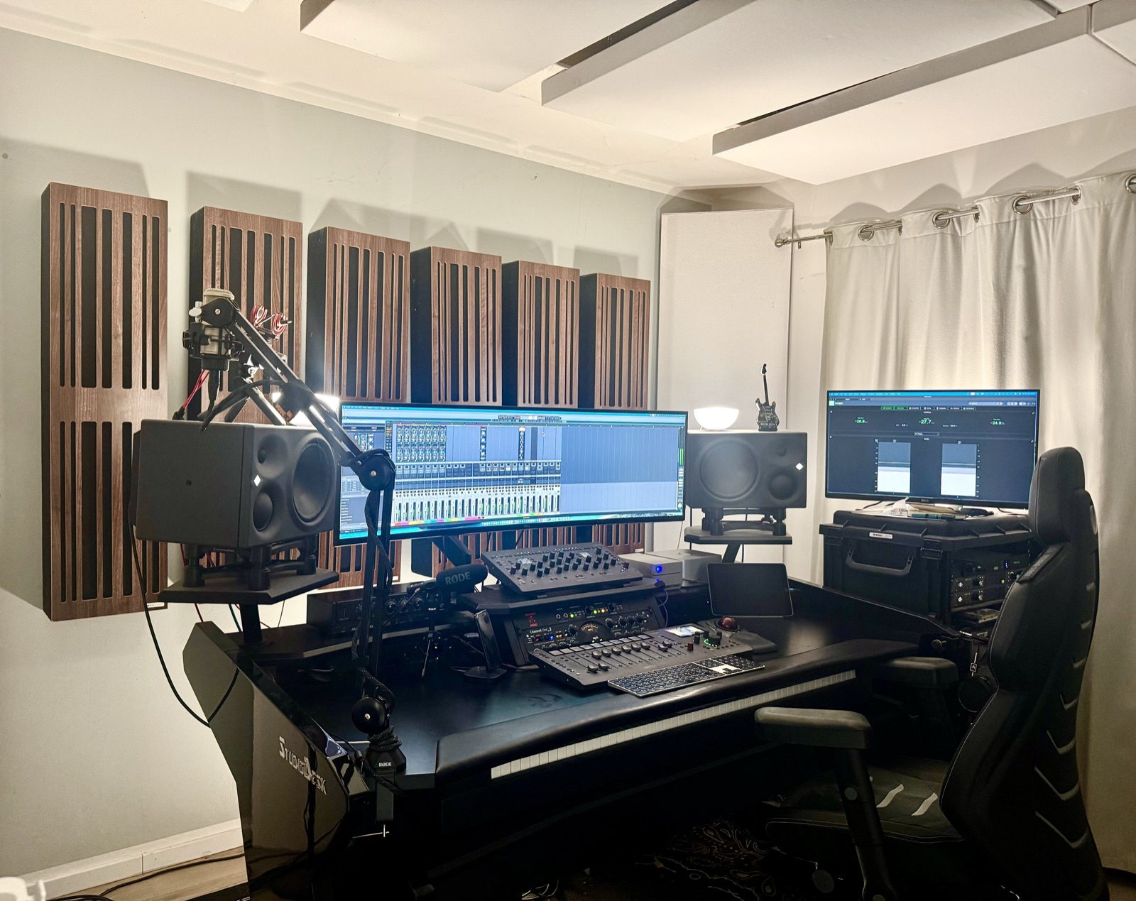 Akustisch behandelter Regieraum von Studio 1350 Music