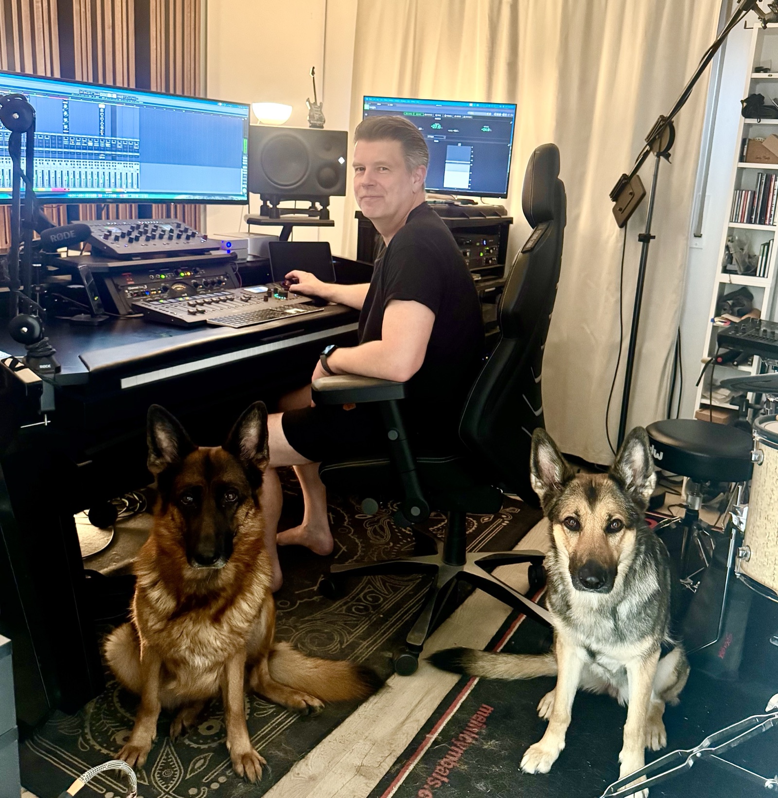 Thomas Schuppner mit seinen beiden Hunden im Studio 1350 Music